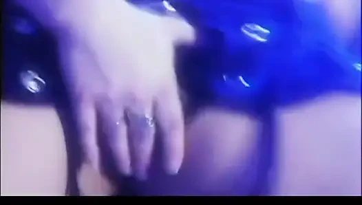 Cewek rambut cokelat dan pirang bertukar sperma untuk finishing