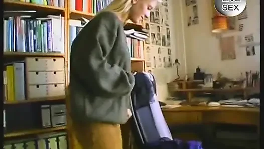 Amcığı parmaklıyor ve dildo yapıyor