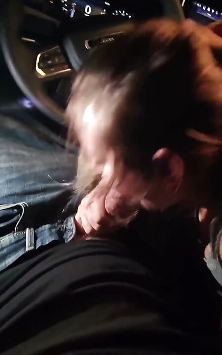 POV: Sua esposa chupando seu pau para agradecer pela carona