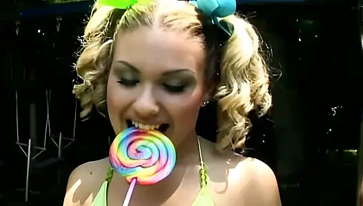 Audrey Addams: Genç bir orospu küçük poposunda sert sevişti