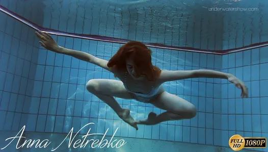 Anna Netrebko, maillot de bain à rayures et petits seins
