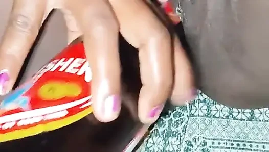 Meine frau steckte eine bärenflasche in sie