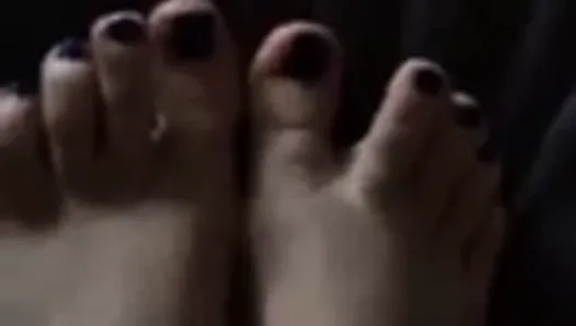 Vidéo amateur sexy aux pieds bleus