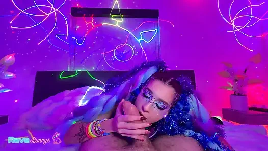 Madison, neon baştan çıkarıcı bir gecede özel parti sahnesini aydınlatıyor