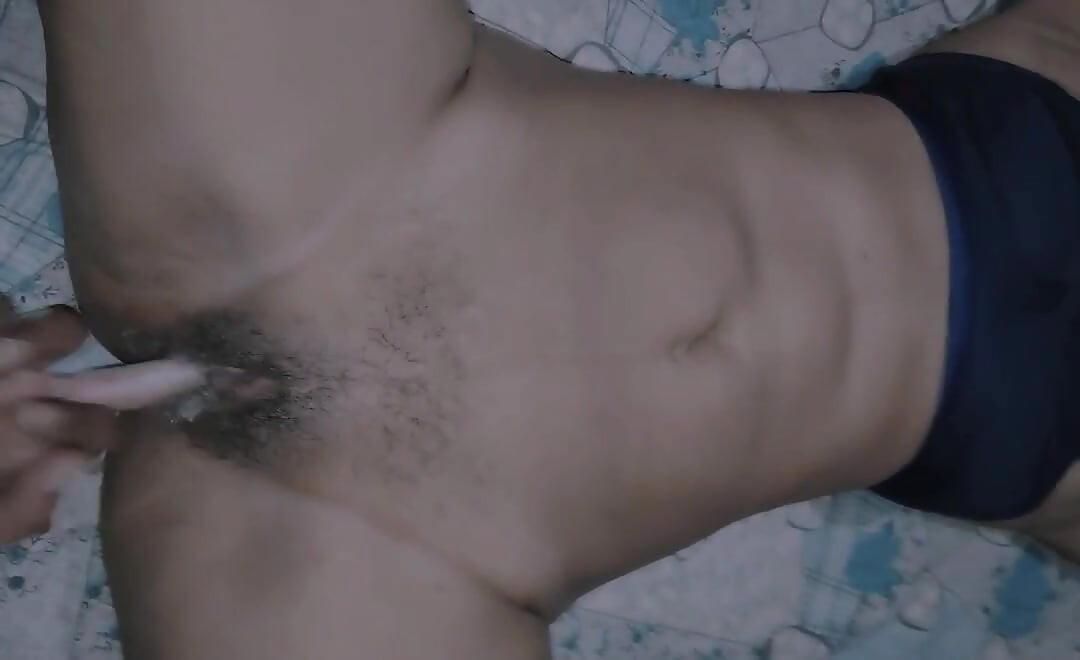 他把手伸進妻子的屄裡，插進黃瓜，屄和屁眼爆炸了。