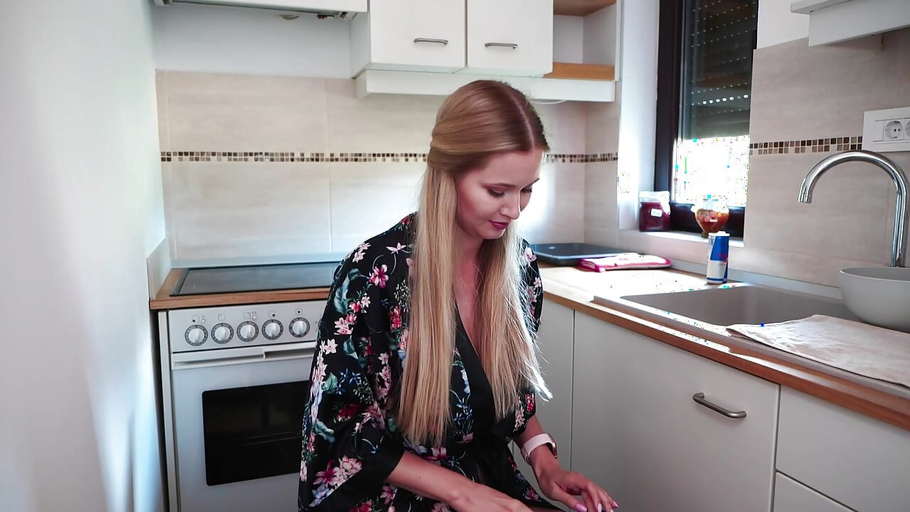 Dosadilo joj je i počela se svlačiti ispred prozora.