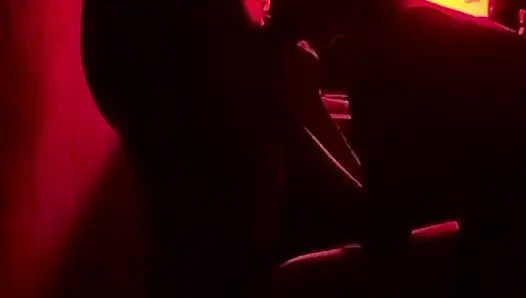 Intensiver romanischer sex im roten zimmer führt zu creampie nach dem blowjob