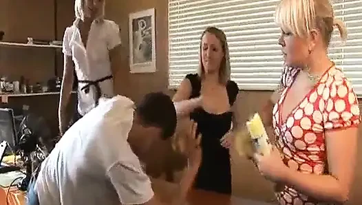 Temizlikçinin köpekbalıklama cezası