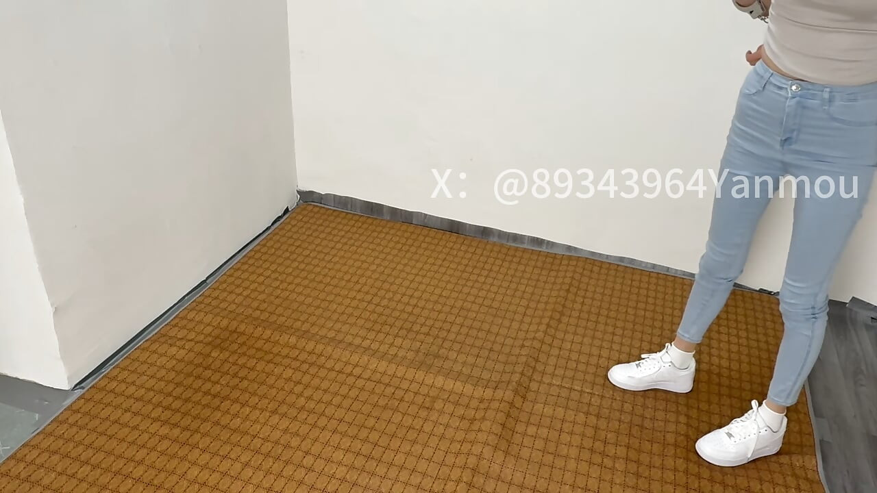 囚禁穿緊身牛仔褲的女孩