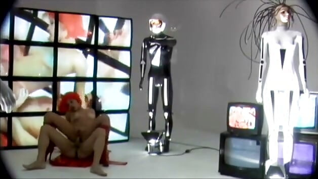 빨간 가발을 쓴 멋진 아가씨가 단단한 백인 자지를 그녀의 조이는 보지에 깊숙이 박히고 있다