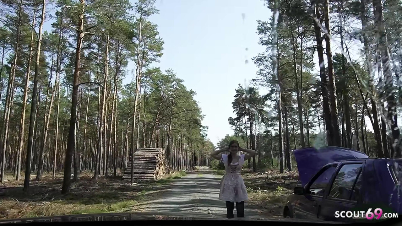 小柄なドイツのメガネガールTinyEmilyは、車の故障の助けのために見知らぬ人にファックを与える