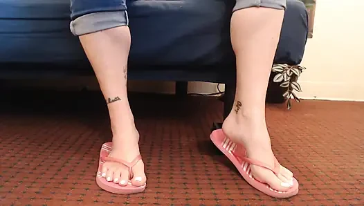 Weiße Zehennägel, schuhspiel, rosa flip-flops