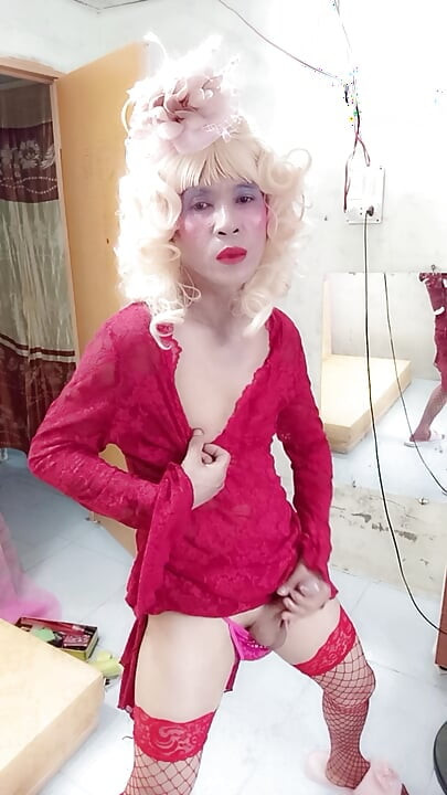 Oanh Le transgender bär en selfie cock terrier klänning