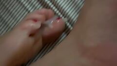 Cum en los hermosos dedos de los pies de la esposa