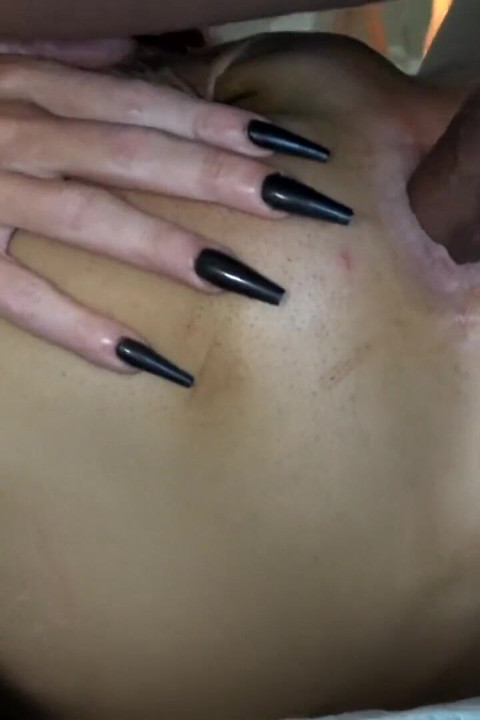 Coco Dahlia seksi götünü siktiriyor