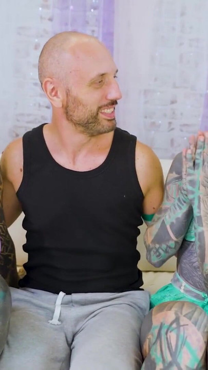 Trojka potetované náctileté mistryně světa na obličej a roztahování tvrdého šukání | Klipy 1