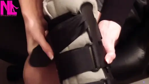 Erkek delisi hortumlu ayaklarına legcast öğretmenini sokuyor