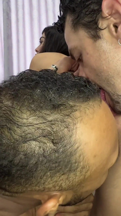 Deze hete brunette gaf haar kont in een intens trio met 2 jongens
