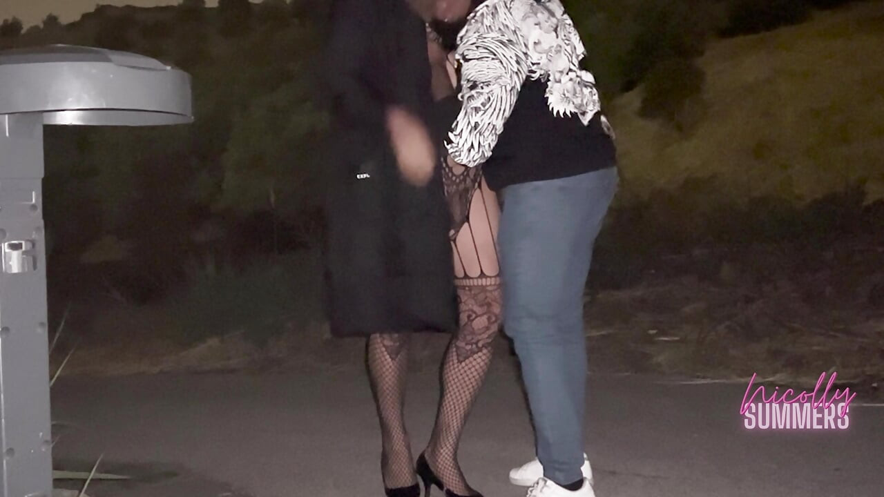 흑인 BBC M이 거리 바닥에서 섹스함