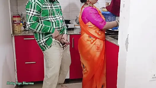 Desi bhabhi kitchen meBartan Dho rahi thi tabhi devar ne piche se bhabhi ki le li