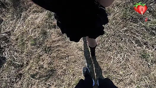 Emo-mädchen gibt zuerst blowjob am strand und dann wird zu hause gefickt