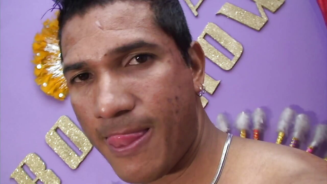 Ed Junior acaricia seu pau de 10 polegadas