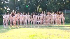 युवा जापानी लड़कियों को एक नग्न फोटोशूट लेने से पहले मंच के पीछे फिल्माया जाता है