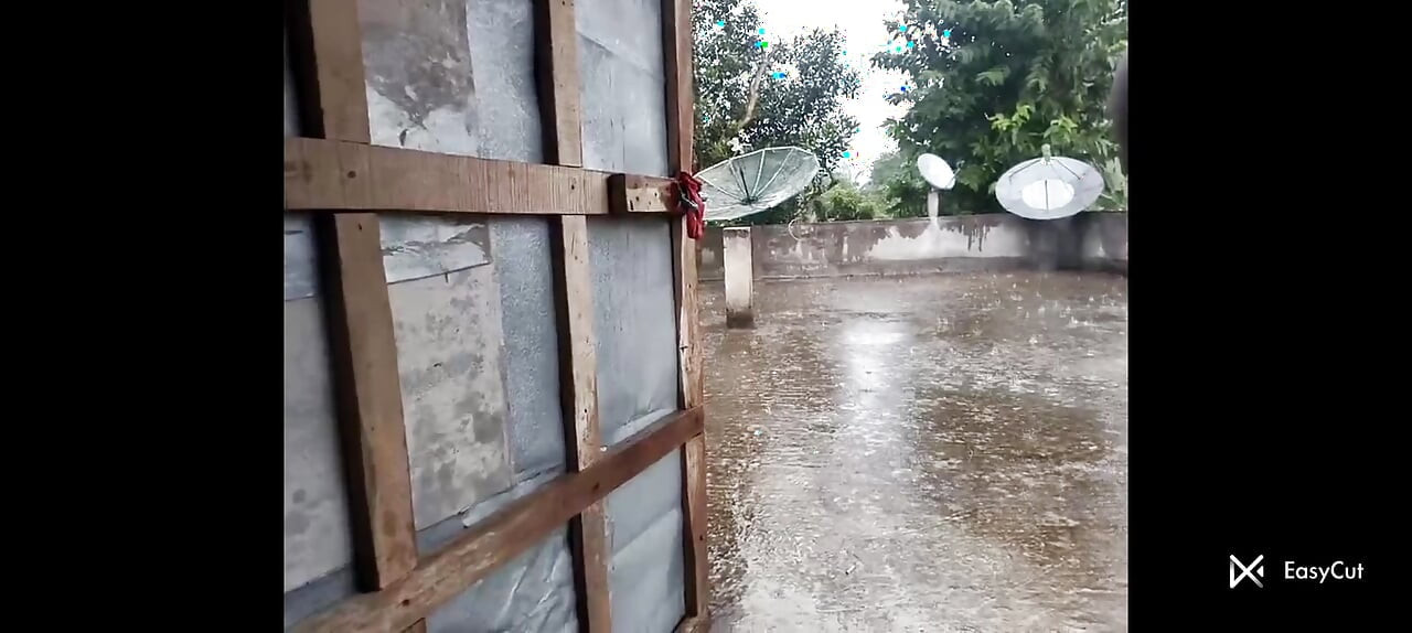 雨、にわか雨の中でのオナニー