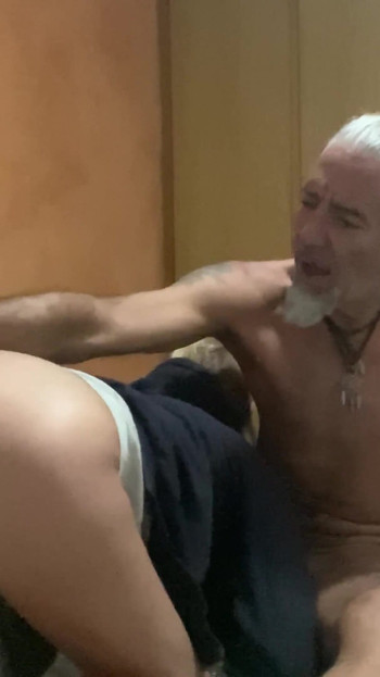 "Küçük İspanyol sarışının amını büyük bir dildoyla kırıyor" dan epik an
