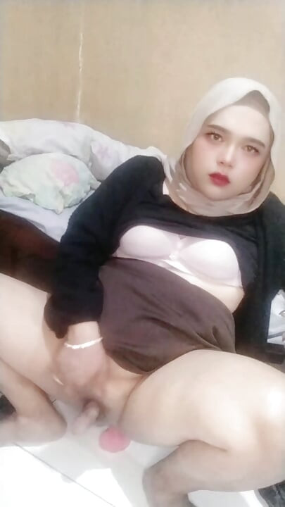 Ivvy crossdresser lagi asik nyepong dildo sambil ngentot kontolnya