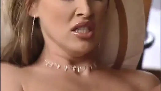 Klasik sürtükler için sert seks canavar siyah ve beyaz yaraklarla sikiliyor (tam film)