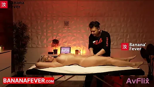 Terapis pijat cina yang gemuk menggoda tante seksi kulit putih dengan layanan lengkap