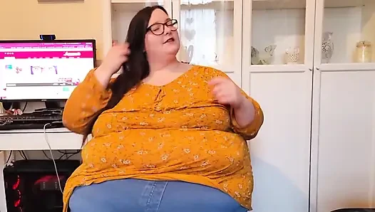 İç çamaşırlarımla soyunuyor