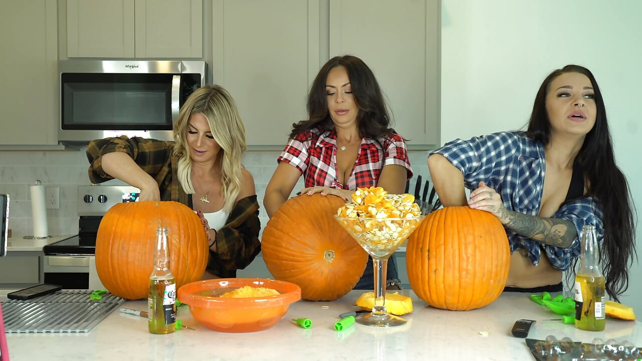 Kiki Mariah_970 Evelin Carve Pumpkins Nude Photoshoot After