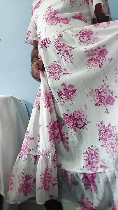 Estoy bailando mientras me masturbo con mi vestido de chiffon transparente de seda con flores rosas