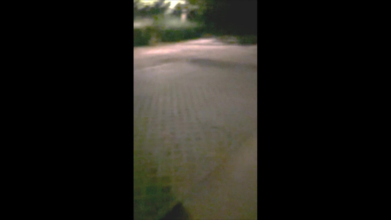 Tinejdžer gol na osvijetljenom parkiralištu u gradu