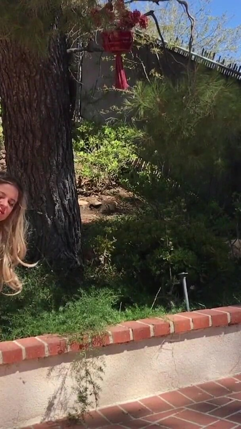 Orta yaşlı seksi kadın bahçede sikişiyor | Klip 1