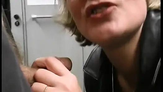 POV-blowjob in der u-bahn