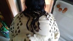 Индийская 35-летняя милфа-мачеха вынимает еду из холодильника, когда приходит пасынок, трахается и кончает ей сзади - семейная терапия