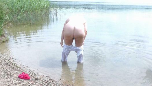 AnnaAdot - мокрая на озере