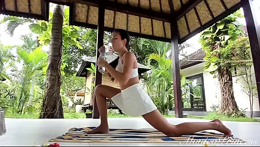 Yoga luar ruangan sensual dengan rok & kaki telanjang