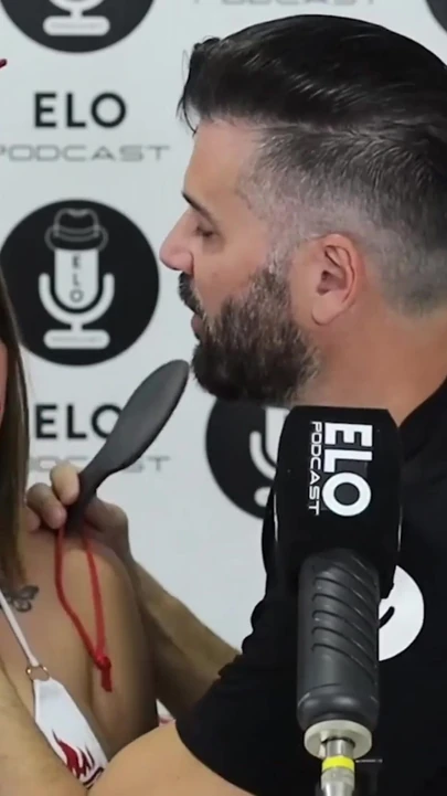 Momento chave de "Entrevista muito quente com Elo Podcast de Buenos Aires, Argentina - Sara Blonde e Elo Picante"