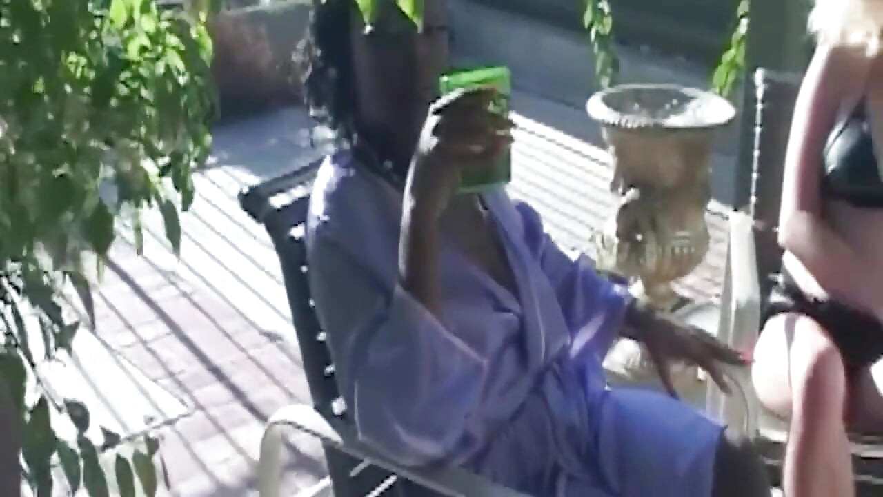 Des MILF matures partagent une grosse bite noire dans une orgie trempée de sperme