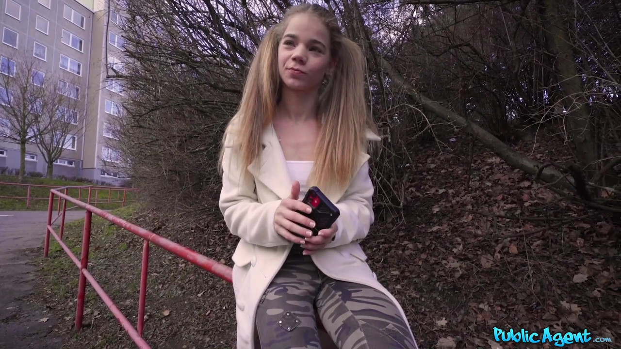 Public Agent - 娇小的西班牙18岁少女，阴户流白浆，身材苗条，在大学数学上遇到了麻烦