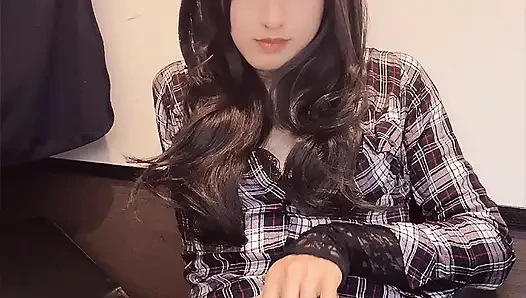 Gündelik siyah saçlı bir travestinin sessizce mastürbasyon yaparken videosu