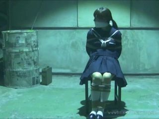 Японська школярка зв&#39;язана і з кляпом у роті на складі