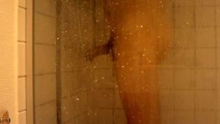 ich allein unter der Dusche