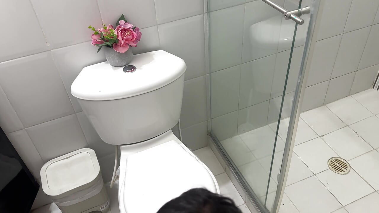 ¡no Pude Resistirme! Manuelaalvarez Se Ducha Sin Ropa Interior Y Entro a Follarla Duro En El Baño.