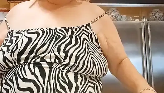 Memasak daging babi untuk makan malam dan pamer saat aku memasak