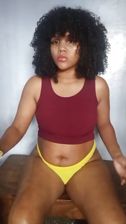 뜨거운 갈색 머리 밀프가 스스로를 만지는 모습